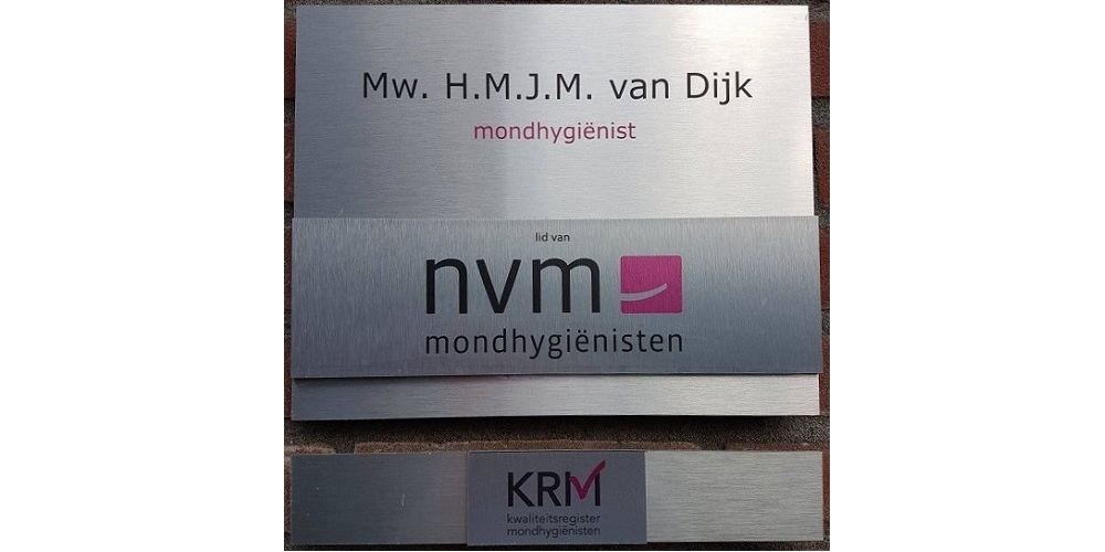 Naambord van Helma van Dijk met het logo van de NVM-mondhygiënisten