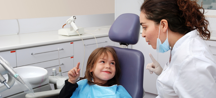 Kind in de behandelstoel bij de mondhygiënist